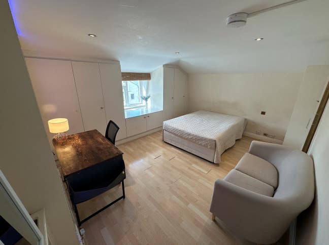 🍁 Half En suite available NOW,prime safe location Main Photo