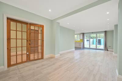 Spacious 5-Bedroom Property with Private Garden in Main Photo