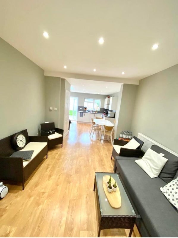 Spacious room right next to station Main Photo