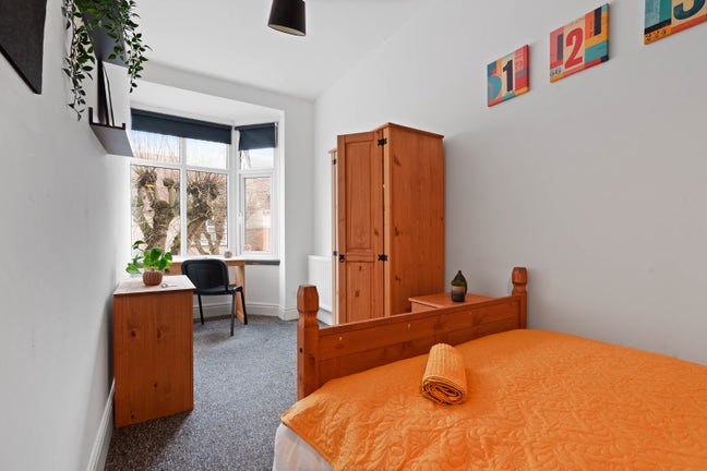 Spacious Double Room with Study Table in CV1 👀👀 Main Photo