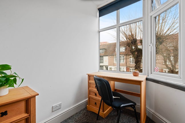 Spacious Double Room with Study Table in CV1 👀👀 Main Photo