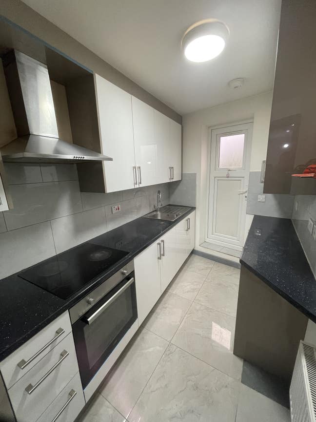 2 bed flat, both double rooms, balcony Main Photo