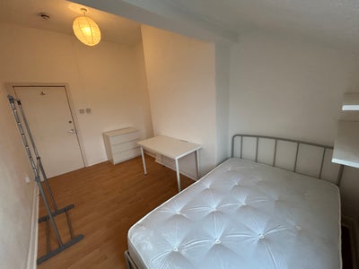 Double Room in Shared House Popular Location  Main Photo