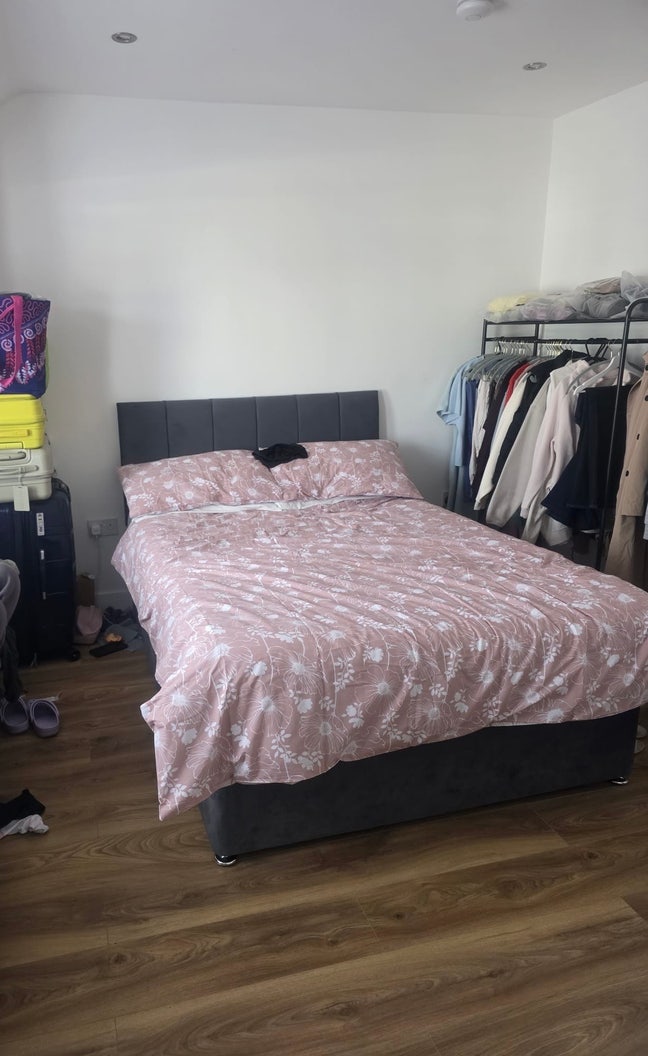 Private En-Suite Room in a Clean Home Main Photo