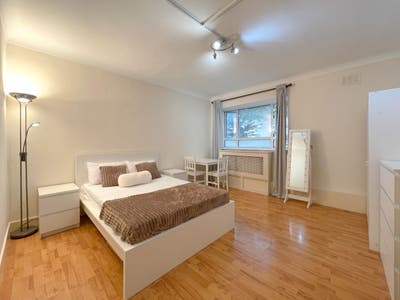 Double Room  - Baker Street Next to Regents Park  Main Photo