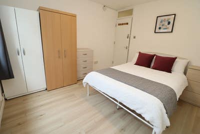 Live 5 Minutes from Plaistow Tube/2 Spacious Rooms Main Photo