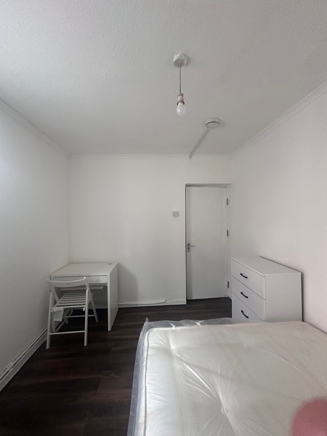 Double Room Near Bow  church station  Main Photo