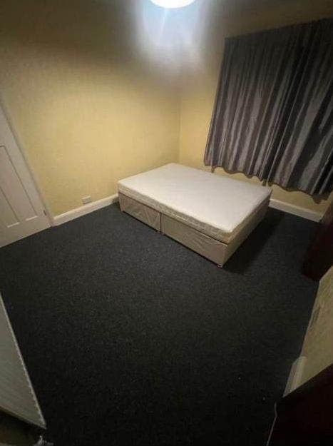 Well-Presented Double Room for Rent – UB4 Main Photo