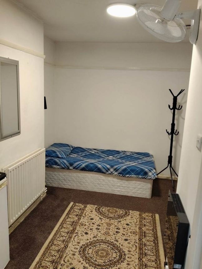 En-suite room available in TW14 Main Photo