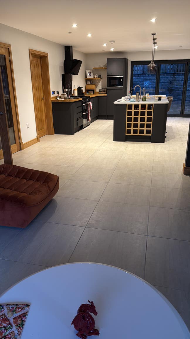 Very Large Room with Ensuite  and Modern House Main Photo