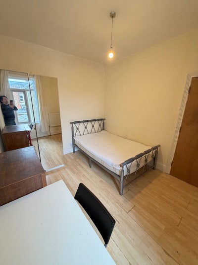 5 Min Walk to Tube. Db Bed on Quiet Rd. Bills Inc Main Photo