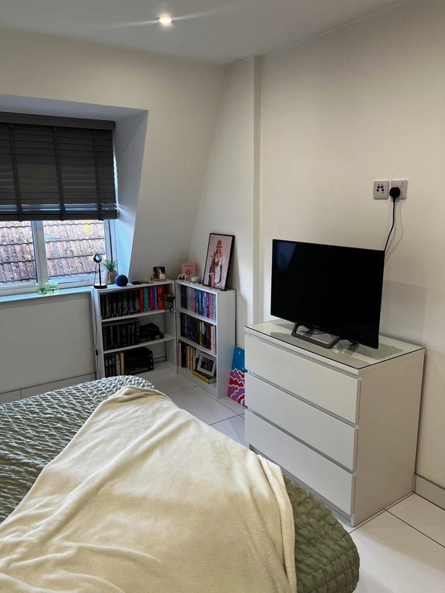 Room to rent in two bedroom flat Streatham Main Photo