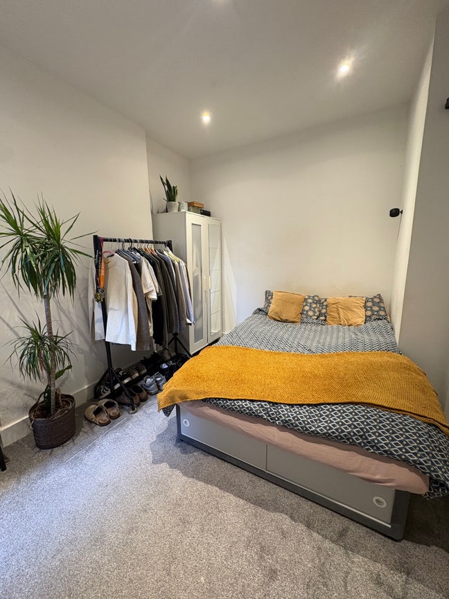 Double Room in spacious 2 bed flat Main Photo