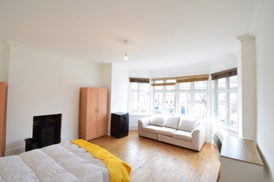 Spacious Double Room in Great Location! Main Photo