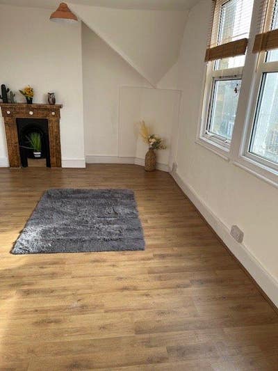 No Deposit- No Deposit. Lovely Double Attic Studio Main Photo