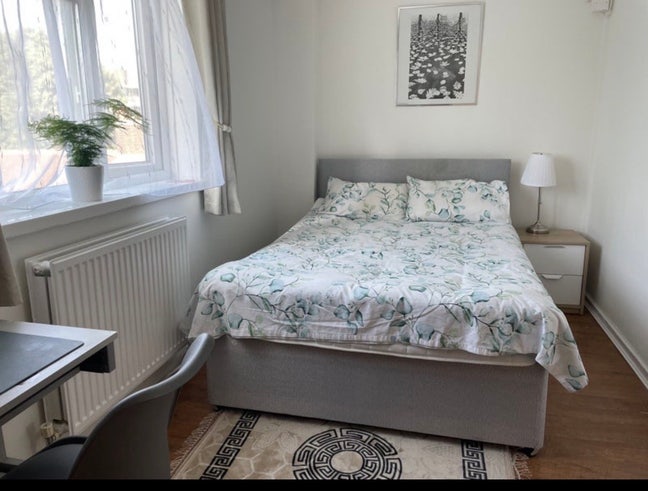 Double room near Kings Hospital for female Main Photo