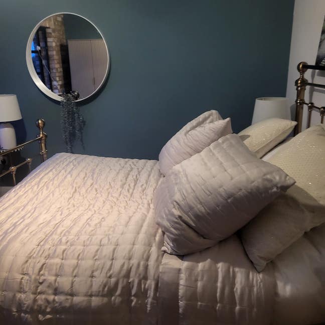 Mon to friday Main Photo