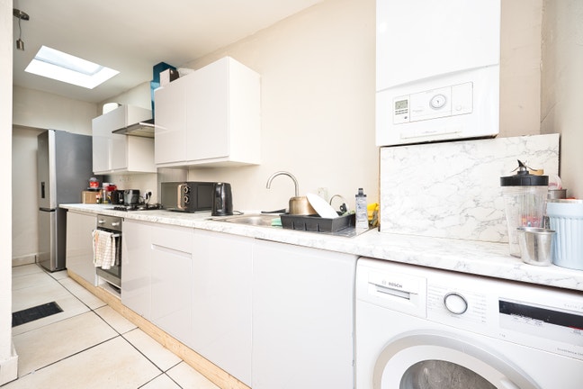 Stunning 4Bed 2Lounge 2Bath House in Stratford E15 Main Photo