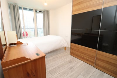 High-Demand Balcony Room in Prime Canary Wharf !  Main Photo