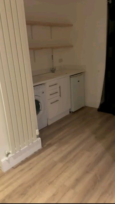 A studio room available for couple  Main Photo