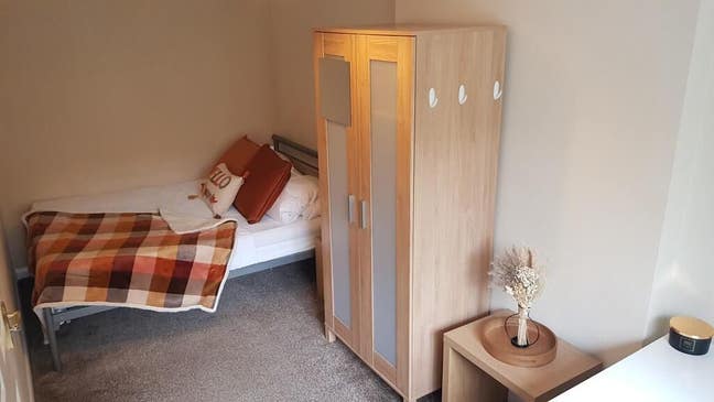 Room for Rent in 4 person house Main Photo