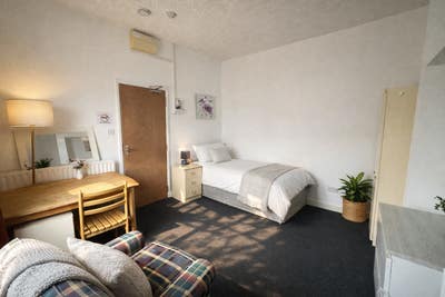  Spacious Furnished Rooms Walsall near M6 J9 Main Photo