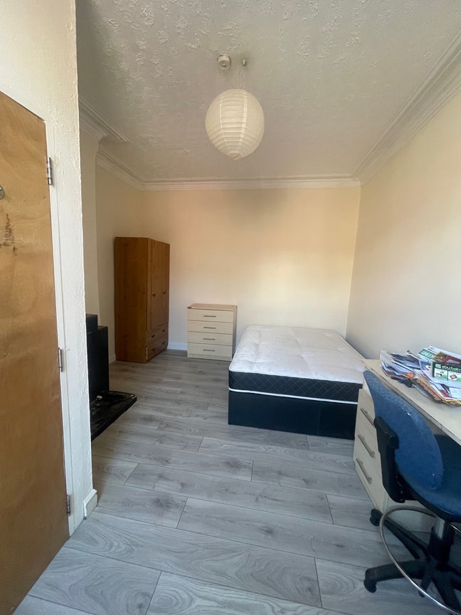 Spacious Room in LS6 Available Immediate Main Photo