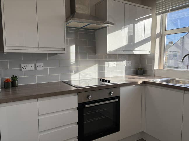 Mini-House Living: Share with Just One Other! 🏠🙌 Main Photo