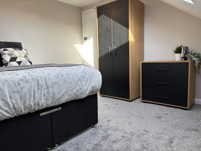 Mini-House Living: Share with Just One Other! 🏠🙌 Main Photo