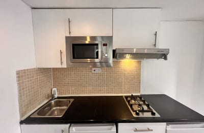 Studio flat to rent in Streatham Hill.All Bills In Main Photo