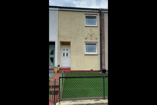 Large Bedroom in a two bed house Main Photo