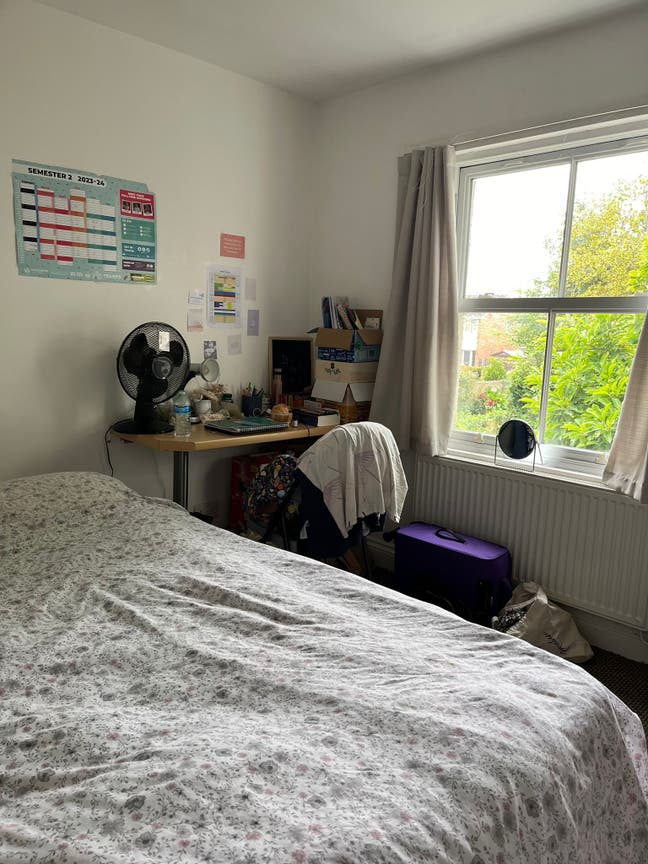 Double room in friendly shared house Main Photo