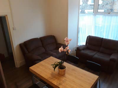 5 Bedroom Professional House, close to Town Centre Main Photo