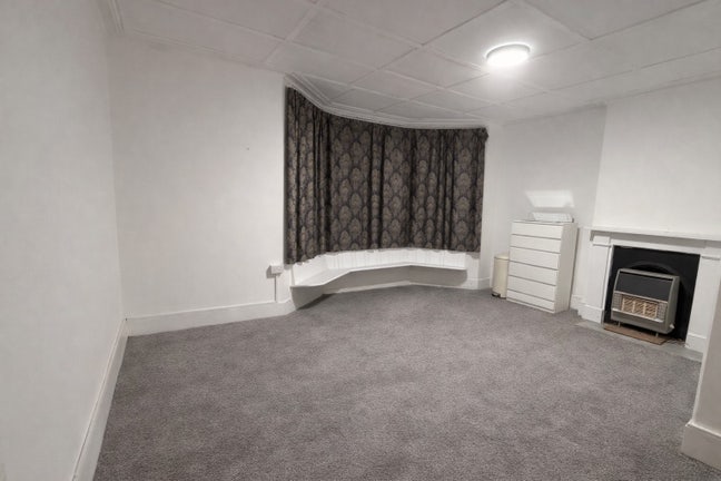 En-suite & kitchen - excellent transport links Main Photo