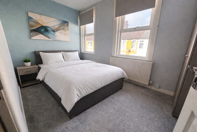 Double Room - Minutes from train & Bus station  Main Photo
