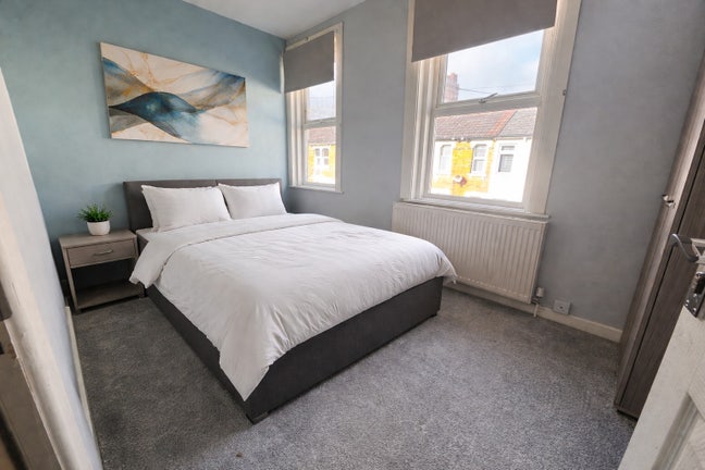 Double Room - Minutes from train & Bus station  Main Photo