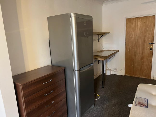 Room near hospital and university  Main Photo