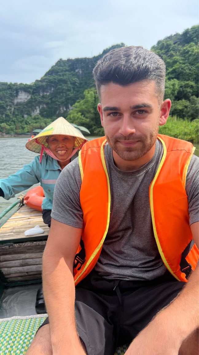 alex- looking for a room/housemates! Main Photo