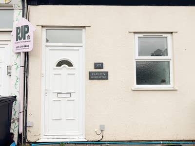 Double Room In modern apartment, great location! Main Photo