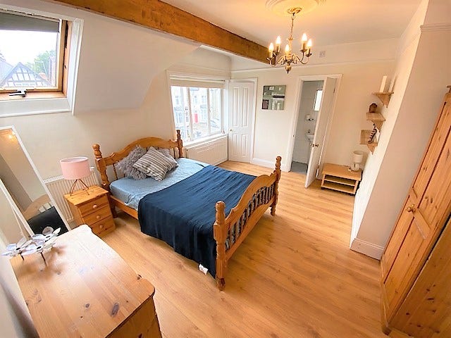 Large en-suite room in professional houseshare Main Photo