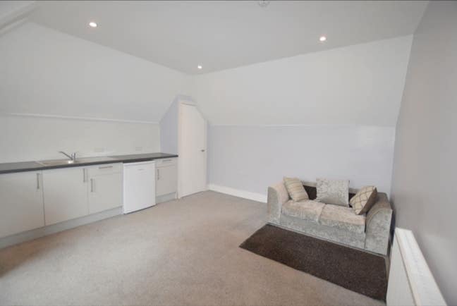 Double bedroom - All Utility Bills Included Main Photo