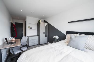 ✨ Double En-Suite Room Available In Rochdale 🕺 Main Photo