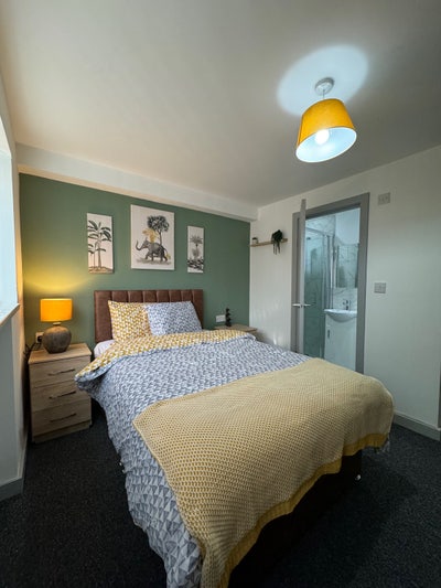 Available Now - En-Suite Room in Luxurious House Main Photo