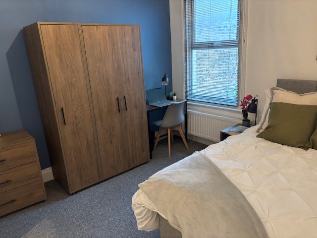 Huge room with private ensuite (Waddon) Main Photo