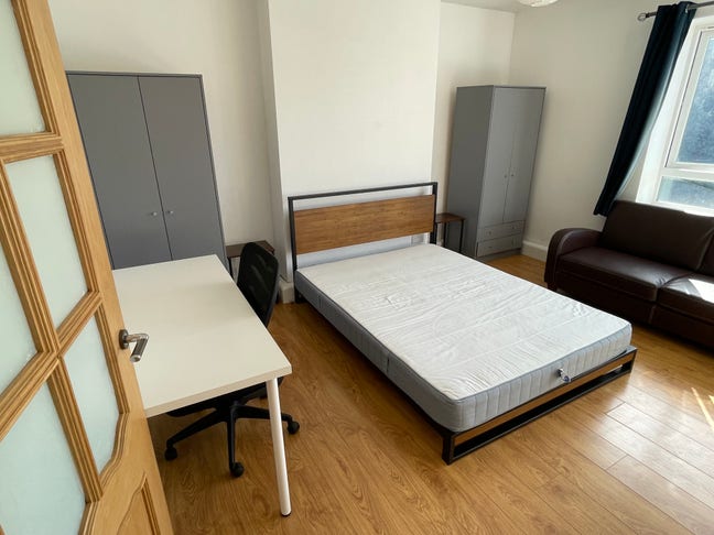 Large double, short term,  Sheperds Bush Main Photo