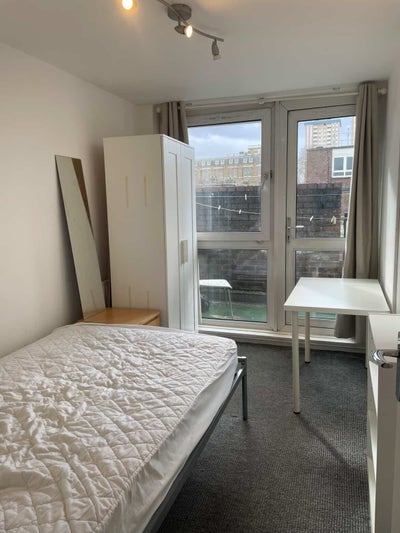 Warm, secure student flat right by tube stations! Main Photo