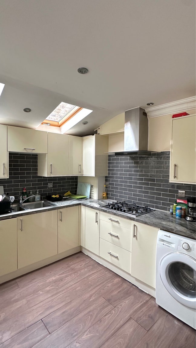 Spacious Double Room Ensuite 10 mins from station Main Photo