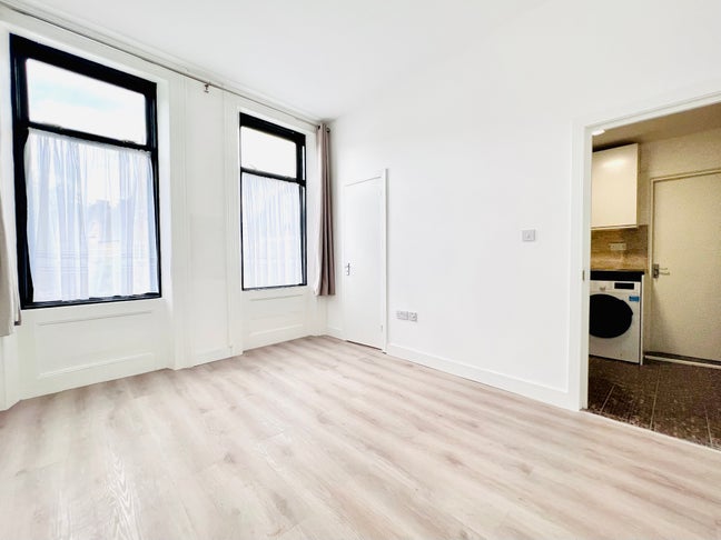 A spacious 1 bedroom flat located on Morning Lane! Main Photo