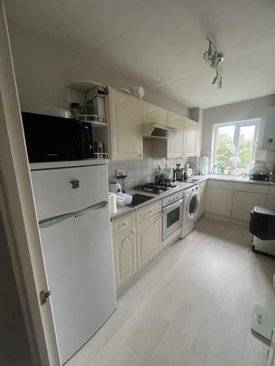 Room available in Lovely neighbourhood  Main Photo