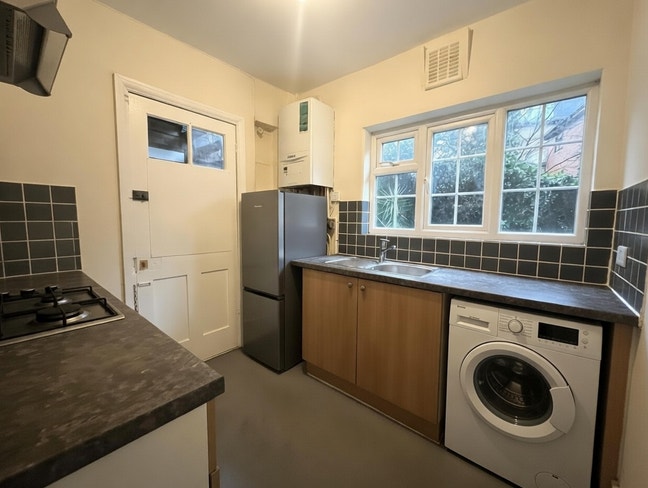 Stunning Refurbished 2 Bed Flat to rent in Acton  Main Photo